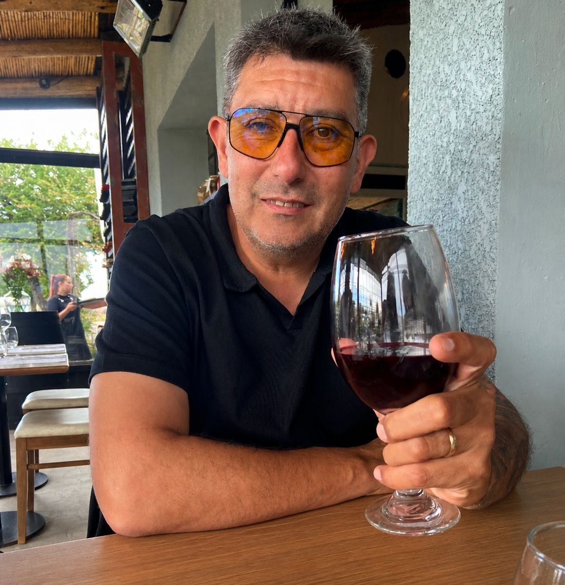 Hugo brindando